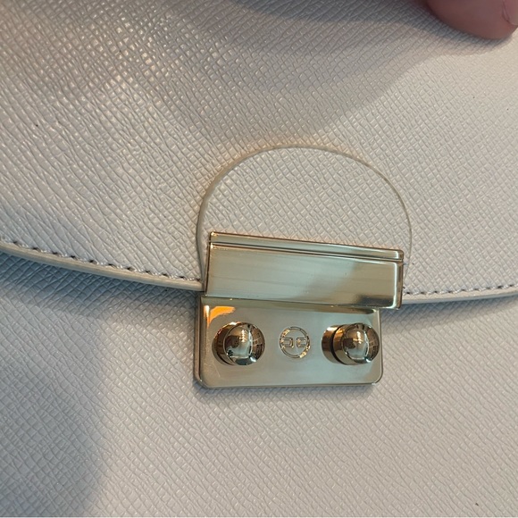 Ivory pebbled leather crossbody bag on long gold chain shoulder  strap - Picture 4 of 14